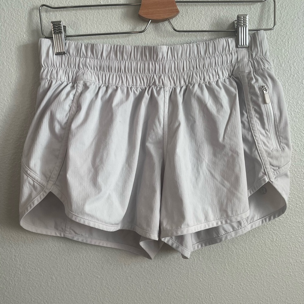 Lululemon Hotty Hot 2.5” Inseam Size 8 White